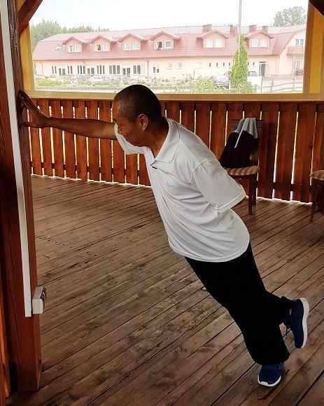 Shi Sugang sifu praktykujący ćwiczenie Jin gang zi ju qi (fot. autor) Rys. 14 Rys.