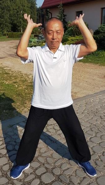 19 Fot. 18 Fot. 19 Fot. 20 Fot. 21 Fot. 15 21. Shi Sugang sifu praktykujący ćwiczenie Li ding qian jin ju qi (fot. autor).