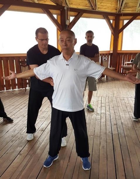 na którym Shi Sugang sifu prezentuje Yin Qigong łamiąc