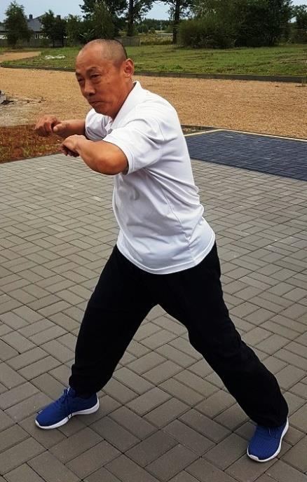 36 Fot. 68 72. Shi Sugang sifu praktykujący ćwiczenie Fei zhang (fot.