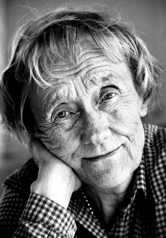 Astrid Lindgren- szwedzka pisarka, która zasłynęła głównie za sprawą literatury dla dzieci. Urodziła się w 14 listopada 1907 roku, a zmarła 28 stycznia 2002 w Sztokholmie.