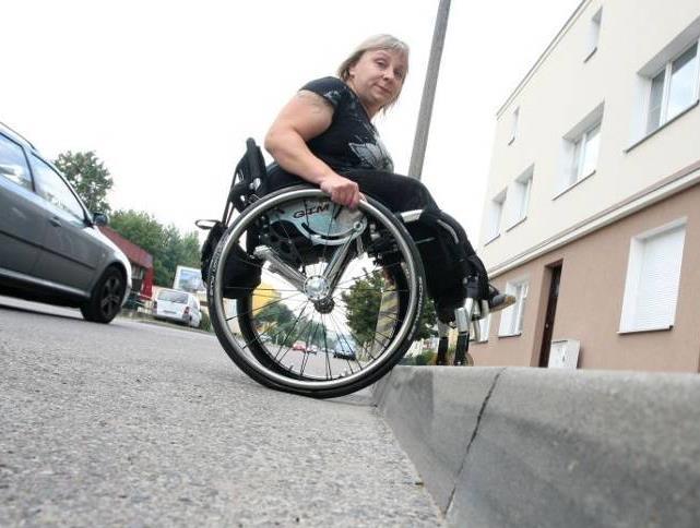 Brak progów = lepsza dostępność dla osób z niepełnosprawnościami Likwidacja barier progów, schodów, ułatwia wykorzystanie ulic przez osoby starsze, osoby z