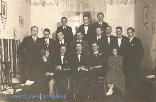 piechoty, ciężko ranny w wojnie obronnej 1939, *prezes Zarządu Głównego PCK 1945-46, później pracował jako adwokat 3. Rada Naczelna Młodzieży Wszechpolskiej, od lewej w górnym rzędzie: 2.