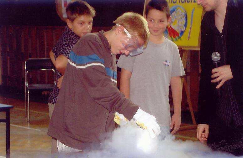 Uczniowie obejrzeli 3 pokazy: DNA na talerzu, Magia fizyki i Chemiczny wulkan.