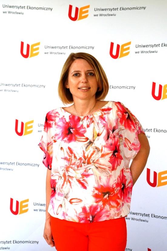 dr Magdalena Daszkiewicz Komunikacja marketingowa Zarządzanie komunikacją marketingową/promocją Komunikacja korporacyjna, public relations, kreowanie wizerunku firmy Nowoczesne media, narzędzia i