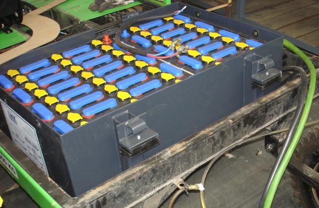 znamionowe napięcie baterii trakcyjnej 80 V; pojemność znamionowa 240 Ah/5h; masa z elektrolitem ok. 700 kg.