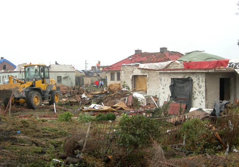 15 sierpnia 2008 r. Sieroniowice zniszczenia (Fot. EnergiaPro-Opole) Przytoczone przykłady groźnych zjawisk pogodowych nie wyczerpują pełnej listy ich występowania na obszarze Polski.