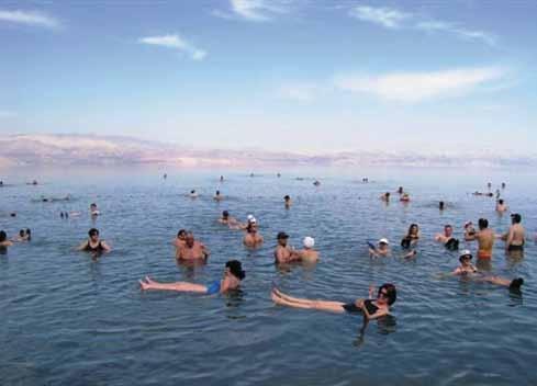 Nr 7 PRZEGLĄD GÓRNICZY 49 Rys. 9. Morze Martwe kąpielisko na brzegu zachodnim (Wyprawa PSGS 2006) Fig. 9. The Dead Sea: bathing waters on the west bank (2006 PSGS expedition) Rys. 10.