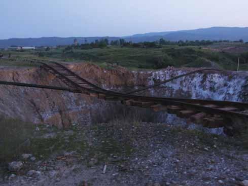 Mining damage over the Sołotwino salt mine (2008 PSGS expedition) brą przewodność cieplną soli, możliwe jest wykorzystanie wysadowych złóż soli do pozyskania energii geotermalnej.