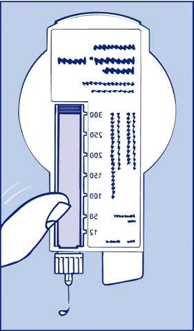wstrzykiwacz InnoLet igłą skierowaną do góry, popukać delikatnie we wkład palcem kilka razy (rysunek 1B), aby pęcherzyki powietrza zebrały się w górnej części wkładu; trzymając wstrzykiwacz igłą