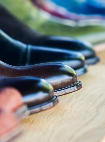 Rynek obuwia w Polsce Rynek obuwia w Polsce wartość przychodów (mln EUR) 2010 2011 2012 Buty skórzane 1 342 1 477 1 665 Buty sportowe 106 142 160 Buty tekstylne, sandały oraz pozostałe 871 971 1 073