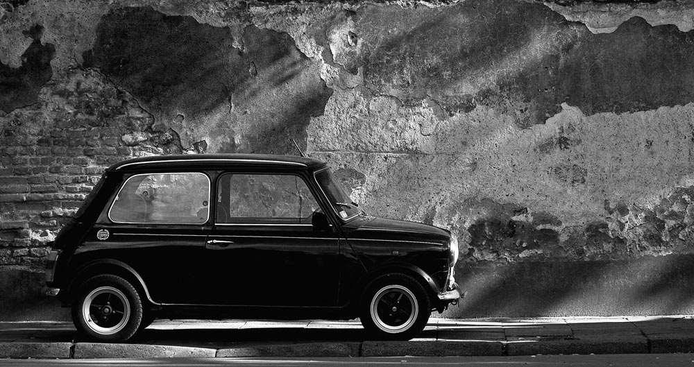 To zdjęcie przemawia pewną konsekwencją: stare auto stara ściana.