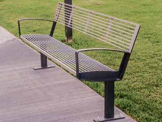 14 Miejsca odpoczynku powinny być wyposażone w ławki, które ułatwiają siadanie i wstawanie osobom starszym (autor: M. Wysocki).
