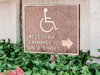PROJEKTOWANIE UNIWERSALNE Odpowiednie oznakowanie ułatwia poruszanie się osobom z niepełnosprawnością ruchową (autor: M. Wysocki).