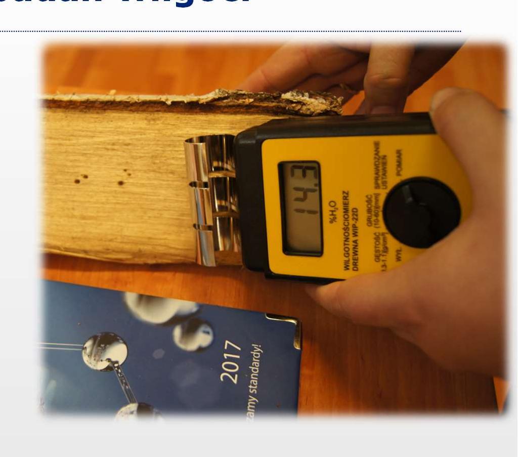 Biomasa (drewno)-metody badań wilgoci Metoda elektryczna 2 POJEMNOŚCIOWA Stosujemy wilgotnościomierze pojemnościowe Pomiar urządzeniem pojemnościowym polega na przyłożeniu do drewna elektrod (pomiar
