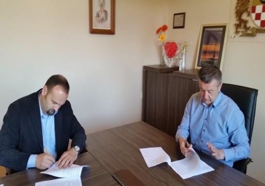22 maja Podpisanie umowy z firmą BERGER BAU POLSKA Sp. z o.o. z Wrocławia na przebudowę drogi gminnej nr 110 315 w Piotrowicach.