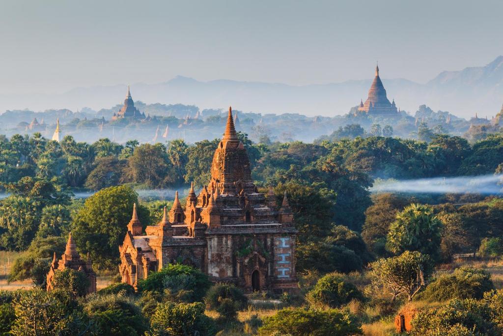 Dzień 3 YANGON - BAGAN Poranny przelot do Baganu, starożytnej stolicy Birmy. Po wizycie na tętniącym życiem lokalnym targu, zwiedzanie najciekawszych i najokazalszych spośród 2000 świątyń.