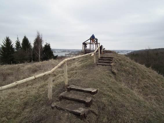 owiec, współpracę z rolnikami, walkę z gatunkami inwazyjnymi, odtwarzanie muraw itp.). Film jest dostępny w biurze Klubu Przyrodników.