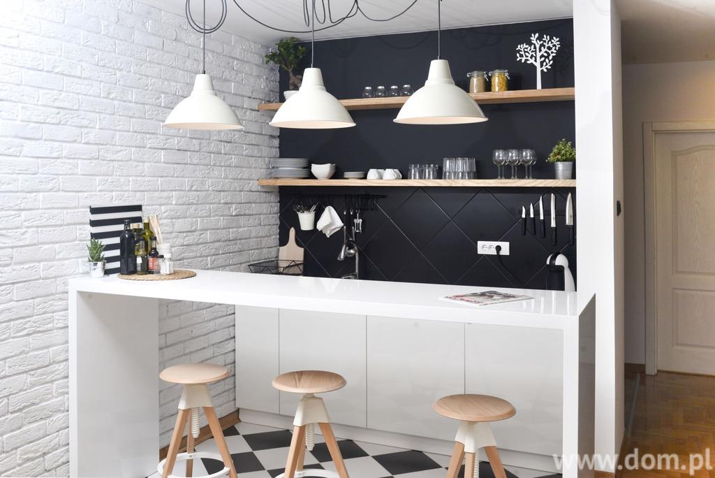 Kolor czarny w małej kuchni otwartej na salon. 2. Tworząc modne kuchnie w stylu skandynawskim można pokusić się o dodanie do bieli i czerni trzeciego koloru.