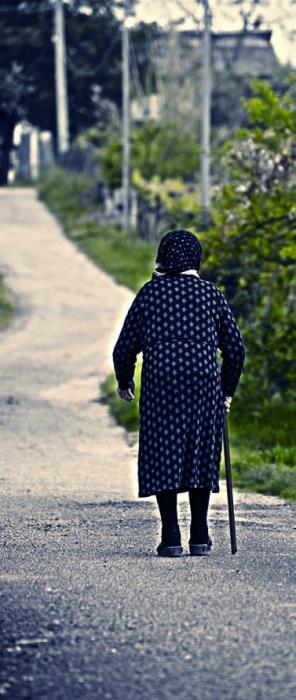 Konsekwencje starzenia się struktury populacji - Starzenie populacji a zmiany struktury ludności według funkcjonalnych grup wieku: 1. Niekorzystne zmiany w populacji kobiet w wieku prokreacyjnym; 2.