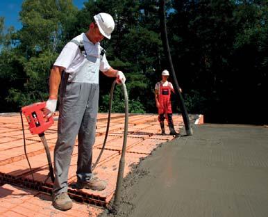 Jeżeli beton dostarczany jest w taczkach, transport po stropie powinien odbywać się po sztywnych pomostach wykonanych z desek grubości co najmniej 1,5 cala.