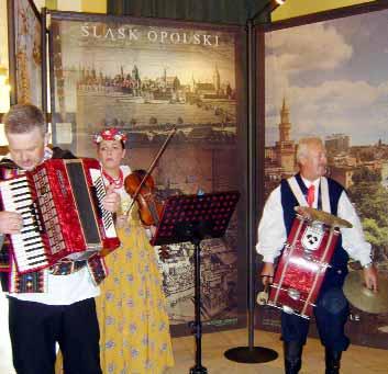 W obchodach jubileuszu brało udział wielu dostojnych gości, a wśród nich gość honorowy uroczystości: ambasador RP Joanna Stempińska, dr Ibolya Balogh przewodnicząca Zgromadzenia Radnych Woj.