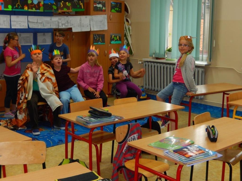 CZY PROGRAM NAUCZANIA W KLASACH INTEGRACYJNYCH RÓŻNI SIĘ OD PROGRAMU NAUCZANIA W KLASACH ZWYKŁYCH? Nie ma różnic w jakości nauczania, ale w sposobie.