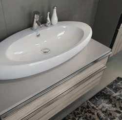 Ø Ð tały stworzone nowe meble łazienkowe z serii Metropolitan w kolorze grey oak (szafki podumywalkowe w wersji blatowej oraz słupek).