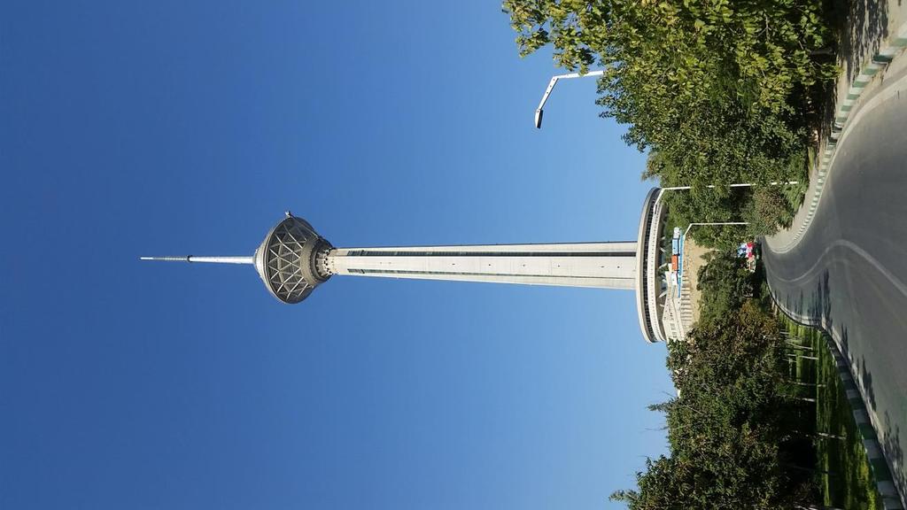 podróż windą na górę odbywa się w tempie 7m/s Słynna Wieża Milad w Teheranie (435 m) Informacje o podróży: - Czas trwania: 21 dni - Ilość przejechanych kilometrów ~14 000 km - Zużycie paliwa: 560l -