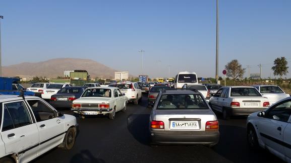 się w wybranym kierunku konieczne jest jedynie oderwanie się od przyzwyczajeń własnej kultury jazdy Czteropasmowa droga w okolicach Teheranu i blisko osiem rzędów samochodów próbujących przebić się