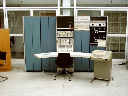 PDP-7, PDP-11 Architektura: 18 bit RAM: 4 Kw -