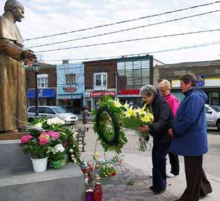 Credit Union złożyli wieniec i kwiaty pod pomnikiem Ojca św. przy 220 Roncesvalles Avenue.
