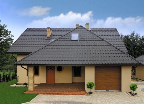 W przypadku wyboru blachodachówek minimalny kąt nachylenia dachu nie powinien być mniejszy niż ok. 9-10 stopni.