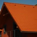 Przeczytaj, zanim wybierzesz pokrycie dachu: Kąt nachylenia a pokrycie dachu Wybór pokrycia dachowego w dużej mierze uzależnione jest od kształtu i kąta nachylenia połaci