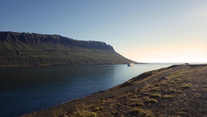 XX Subariada Islandia Dzień 1 220 km (camping) Ekipy przypływające promem spotykają się przy porcie w Seydisfjordur z przewodnikiem.