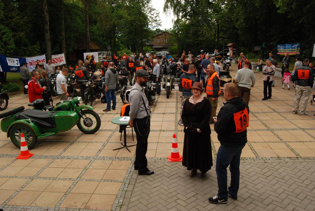 Z nami historia nabiera nowego wymiaru w tętniących życiem mechanizmach, zaskakujących sprawnością pojazdów naszych dziadków, zwinnie pokonujących zakręty, jak za najlepszych swoich czasów.