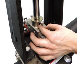 4. USUNĄĆ ŚRUBY ŁĄCZNIKA ZAMKNIĘCIA: Usunąć dwie śruby z łbem sześciokątnym z łącznika zamknięcia.