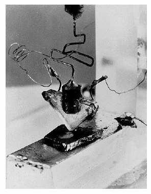 Część 1. Technologia: historia. Pierwszy tranzystor bipolarny, Bell Lab 1947 John Bardeen i Walter Brattain pokazują przyrząd germanowy.