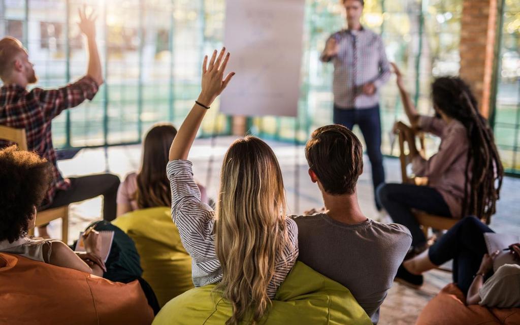 PROGRAM SZKOLENIA REALIZACJA Konstrukcja i prowadzenie wystąpienia/prezentacji Gospodarowanie przestrzenia - atuty i ograniczenia spowodowane przez układ sali, rozstawienie widowni, ustawienie