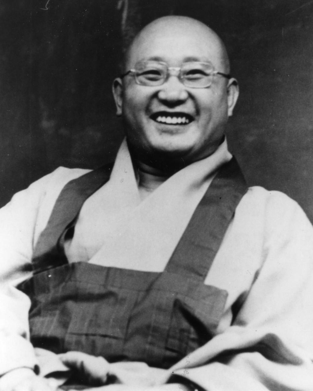 Mistrz Zen Seung Sahn (Dae Soen Sa Nim), założyciel Szkoły Zen Kwan Um zastanawiać nad powodem dlaczego więc przychodzisz siedzieć. Tak więc żyjemy razem i działamy razem.