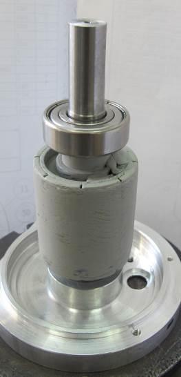 Tylko w silniku nr 2, w którym zastosowano blachy NO20-1200 wirnik składał się z blach, na które po oszlifowaniu powierzchni zewnętrznej naklejono magnesy trwałe.