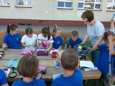 Zielona lekcje- 100 zajęć na trzecie urodziny ogrodu Od 2016 roku cyklicznie odbywają się w ogrodzie szkolnym zajęcia edukacyjne w ramach