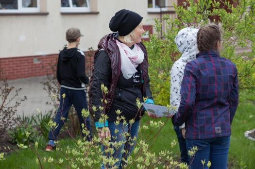 quizie 100 pytań na 100 lat niepodległości Polski, który został przeprowadzony w szkolnym ogrodzie.