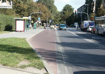 Przejście dla pieszych przez otwartą zatokę autobusową 16 Miejsca odpoczynku, obsługi podróżnych i przystanki powodują kolizje, wypadki pojazdów i potrącenia pieszych związane z: wyłączaniem i