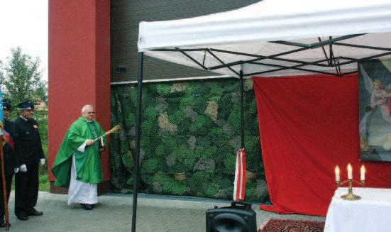 sołeckiej i pani sołtys Katarzynie Nowak za ogromne zaangażowanie w budowę remizy i pomoc przy zorganizowaniu uroczystości.