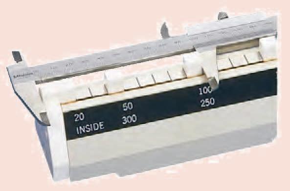 Dokładność rozstawu płytek Równoległość płytek Zakres 3 : ±,5 Zakres 6 : ±,7 Zakres 3 :, Zakres 6 :,4 Wzorzec stopniowy "CERA Caliper Checker" Seria 55 CERA Caliper Checker posiada następujące cechy: