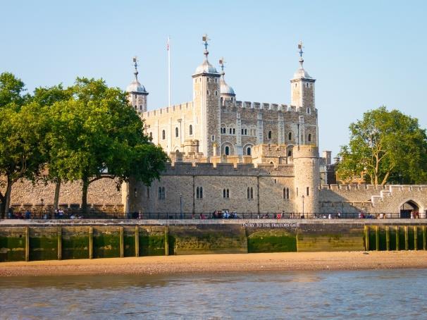 Najważniejsze atrakcje Tower of London Ongiś w Tower of London na północnym brzegu Tamizy znajdowało się więzienie, z którego podobno nie było ucieczki, ponieważ wejście znajdowało się bezpośrednio