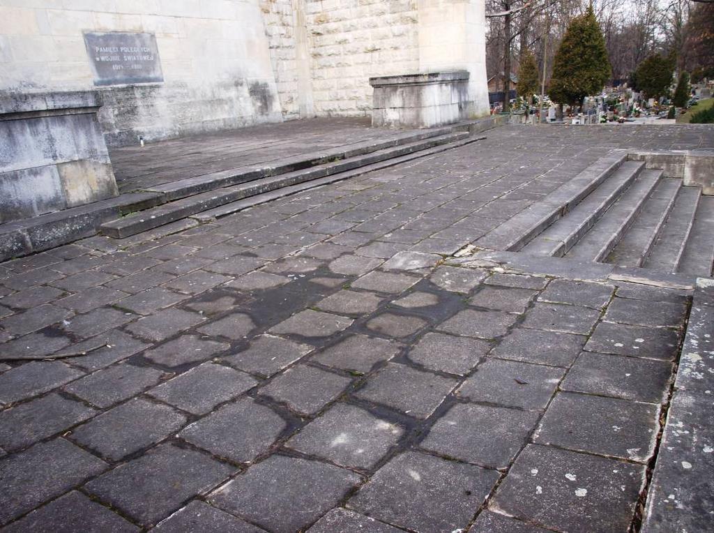 lub zapadające się kamienne schody Fot.