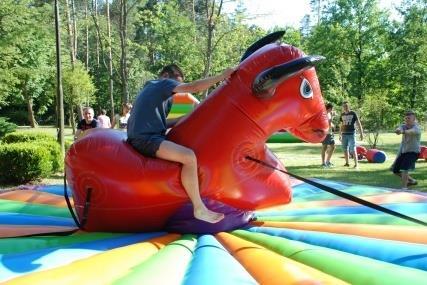 Gwarantowana dobra zabawa. Byk Rodeo - jest to zabawa polegająca na ujeżdżeniu byka, który poruszany jest siłą ludzkich mięśni.