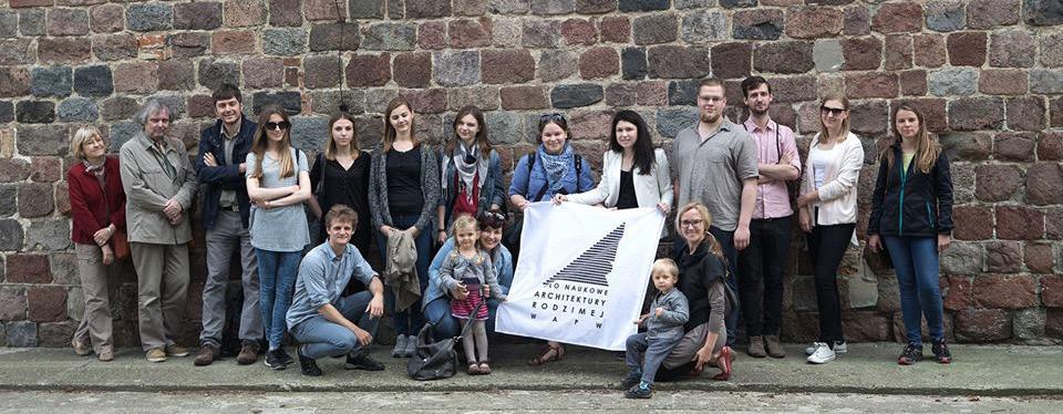 3.6. Sesja naukowa w Czerwińsku nad Wisłą Data: 9 lipca 2016 r. W ciągu 2016 Koło Naukowe Architektury Rodzimej dwukrotnie odwiedziło romański zespół kościelno-klasztorny w Czerwińsku nad Wisłą.